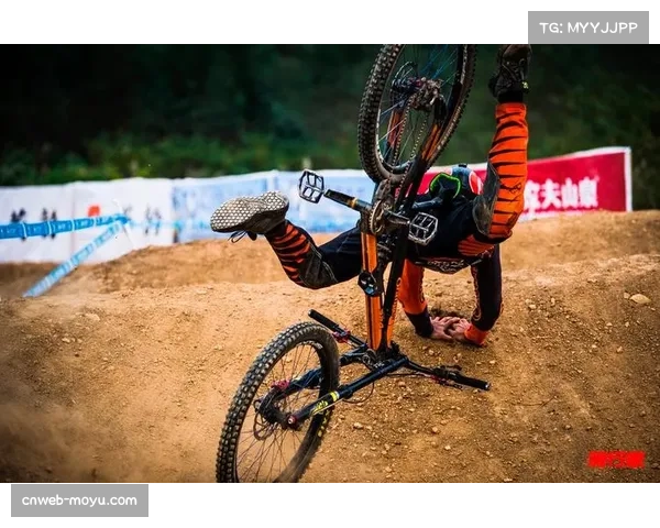 黄佳鑫:精英组速降冠军的赛道哲学与装备选择